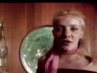 Sie wird in den Arsch gefickt