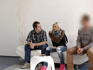 Nachbar wird während seine Freundin verkauft