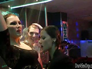 Feuchte Mädels tanzen erotisch im Club