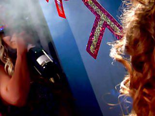 Vollbusige Schlampen in sexy dessous lecken sich