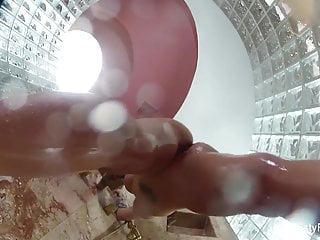 Tätowiertes Babe Christy masturbiert in der Dusche