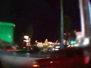 Schwarze Schönheit macht Gymnastik auf dem Rücksitz