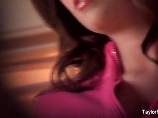 Babe Taylor masturbiert mit einem Dildo