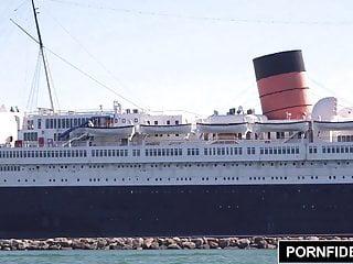 Alina West das geile teeie lässt sich auf dem Boot anal ficken