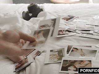 Babe Stella Cox strippt vor der Kamera