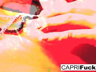 Babe capri Cavanni fingert ihre Pussy