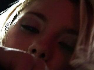 Adrienne Lee wird beim Telefonieren zum Höhepunkt gebracht