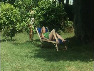 Moana Pozzi - italienisches Weib sonnt sich im Garten