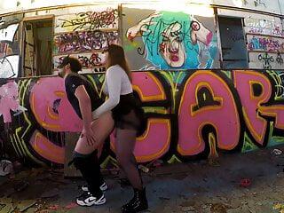 Schulmädchen wird am Pool in beide Löcher gefickt